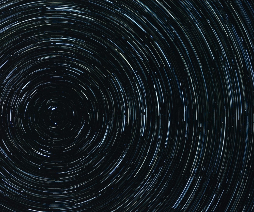 Ein kreisförmiges Muster von Sternen am Himmel. Mystisch und faszinierend. Ein Blick in die unendlichen Weiten des Universums.