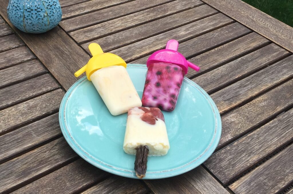 3 verschiedene Eis-Popsicles für Hunde auf einem Teller